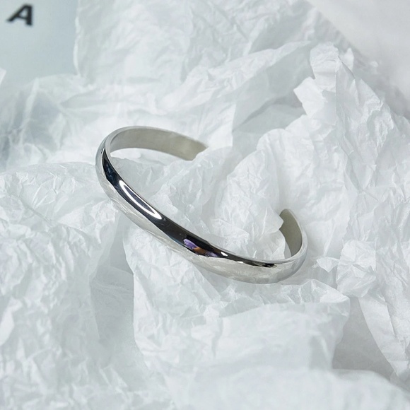 Water Resistant 18KT Gold Plated Simple Shiny Cuff Bangle - Picture 4 of 5